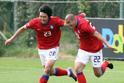 19일 오후 파주NFC(대표팀트레이닝센터)에서 열린 한국축구대표팀 훈련에서 차두리와 곽태휘가 볼다툼을 벌이고 있다.