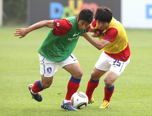 19일 오후 파주NFC(대표팀트레이닝센터)에서 열린 한국축구대표팀 훈련 미니게임에서 이근호와 김보경이 볼다툼을 벌이고 있다.