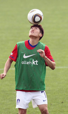 19일 오후 파주NFC(대표팀트레이닝센터)에서 열린 한국축구대표팀 훈련 미니게임에서 박지성이 머리로 볼 컨트롤을 하고 있다.