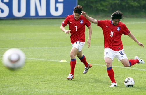 19일 오후 파주NFC(대표팀트레이닝센터)에서 열린 한국축구대표팀 훈련에서 박지성과 안정환이 볼다툼을 벌이고 있다.