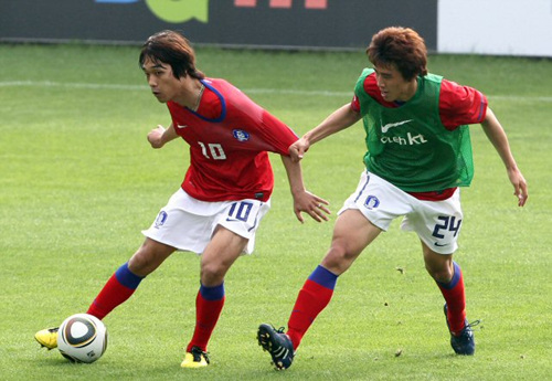 19일 오후 파주NFC(대표팀트레이닝센터)에서 열린 한국축구대표팀 훈련 미니게임에서 박주영과 구자철이 볼다툼을 하고 있다.