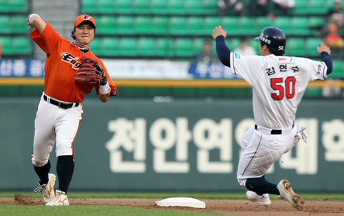 19일 서울 잠실야구장에서 열린 2010 프로야구 두산 대 한화와의 경기 1회말 1사 만루상황에서 한화 2루수 정원석이 두산 1루주자 김현수를 포스아웃 시킨 뒤 1루로 공을 던지고 있다. 이 플레이로 타자 김동주는 아웃됐고, 두산은 1회말 만루찬스를 놓쳤다.