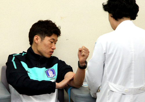 2010 남아공월드컵에 출전하는 박지성 선수가 20일 오전 경기도 고양시 관동의대 명지병원에서 채혈을 하며 건강검진을 받고 있다.