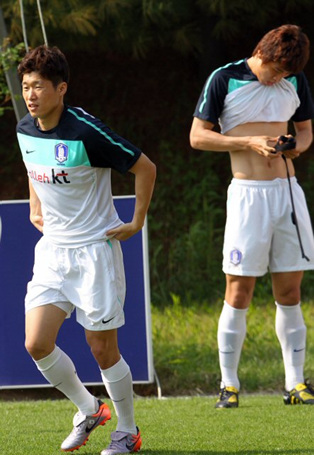 한국축구대표팀 박지성이 20일 파주 NFC(대표팀트레이닝센터)에서 체력 측정 무선 시스템을 착용하고 훈련장으로 가고 있다.