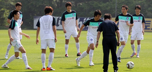 한국축구대표팀이 20일 파주 NFC(대표팀트레이닝센터)에서 오후 훈련을 하고 있다.