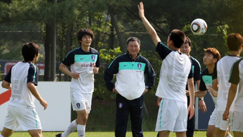 한국축구대표팀 허정무 감독이 20일 파주 NFC(대표팀트레이닝센터)에서 훈련을 지켜보고 있다.