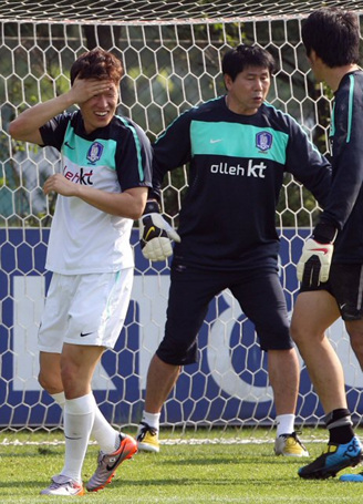 한국축구대표팀 박지성이 20일 파주 NFC(대표팀트레이닝센터)에서 헤딩슛을 실패한 뒤 머리를 만지고 있다.