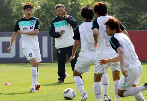 한국축구대표팀 박지성이 20일 파주 NFC(대표팀트레이닝센터)에서 훈련 중인 패스연습을 하고 있다.