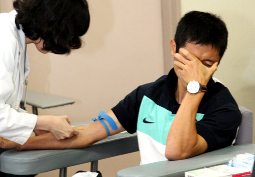 2010 남아공월드컵에 출전하는 이영표 선수가 20일 오전 경기도 고양시 관동의대 명지병원에서 채혈을 하며 건강검진을 받고 있다.