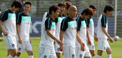 한국축구대표팀이 20일 파주 NFC(대표팀트레이닝센터)에서 오후 훈련을 하기 위해 훈련장으로 들어서고 있다.