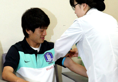 2010 남아공월드컵에 출전하는 이청용 선수가 20일 오전 경기도 고양시 관동의대 명지병원에서 채혈을 하며 건강검진을 받고 있다.