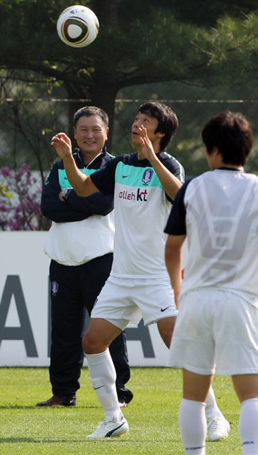 한국축구대표팀 허정무 감독이 20일 파주 NFC(대표팀트레이닝센터)에서 훈련을 지켜보고 있다.