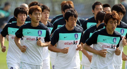 한국축구대표팀이 20일 파주 NFC(대표팀트레이닝센터)에서 달리기로 몸을 풀고 있다.
