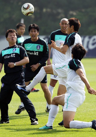 한국축구대표팀 김남일과 정해성 코치가 20일 파주 NFC(대표팀트레이닝센터)에서 훈련 중 볼을 다투고 있다.