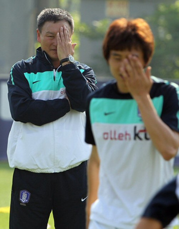 한국축구대표팀 허정무 감독이 20일 파주 NFC(대표팀트레이닝센터)에서 훈련 중 얼굴을 만지고 있다.