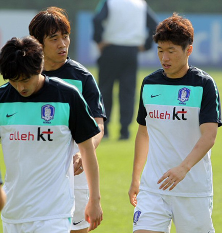 한국축구대표팀 박지성과 박주영이 20일 파주 NFC(대표팀트레이닝센터)에서 훈련 중 대화하고 있다.