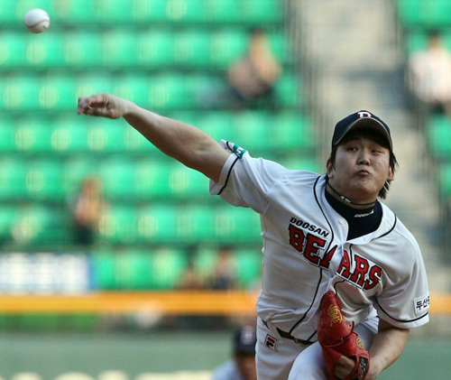 20일 오후 서울 잠실야구장에서 열린 2010 프로야구 한화-두산 경기에서 두산 선발 임태훈이 역투하고 있다.