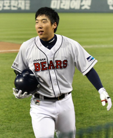 20일 오후 서울 잠실야구장에서 열린 2010 프로야구 한화-두산 경기. 4회말 1사 2,3루에서 두산 김현수가 3점 홈런을 친 뒤 더그아웃으로 들어서고 있다.