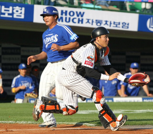 21일 부산 사직야구장에서 열린 프로야구 롯데 대 삼성경기. 2회초 2사 1루에서 삼성 조동찬의 2루타 때 1루에 있던 박한이가 홈인하고 있다.