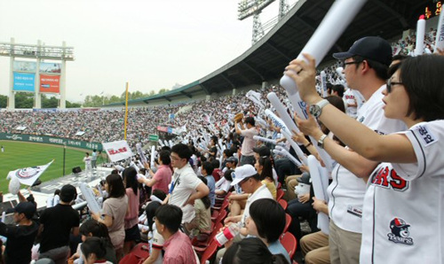 부처님오신날 휴일인 21일 전국 4개 구장에서 열린 프로야구 경기가 모두 관중 매진을 기록했다. 21일 서울 잠실야구장에서 벌어진 프로야구 두산베어스-LG트윈스 경기에 수많은 관중들이 모여 환호하고 있다.
