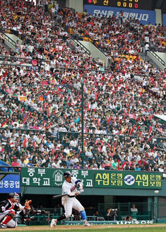부처님오신날 휴일인 21일 서울 잠실야구장에서 벌어진 프로야구 두산베어스-LG트윈스 경기장을 수많은 팬들이 가득 채운 가운데 두산 김동주가 4회말에 타석에 나서고 있다.