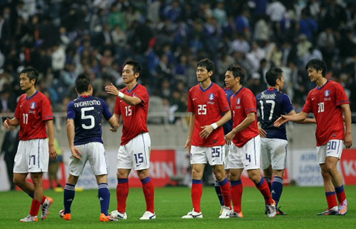 24일 일본 사이타마 스타디움에서 열린 한-일 축구대표팀 평가전에서 승리한 한국선수들이 일본선수들과 인사하고 있다.