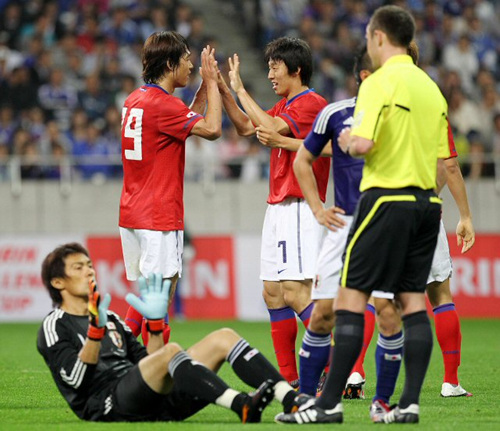 24일 일본 사이타마 스타디움에서 열린 한-일 축구대표팀 평가전에서 페널티킥을 성공시킨 박주영이 김보경(7)과 하이파이브하고 있다.