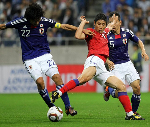 24일 일본 사이타마 스타디움에서 열린 한-일 축구대표팀 평가전에서 이근호가 나카자와 유지와 나카토모 유토와 볼다툼을 벌이고 있다.