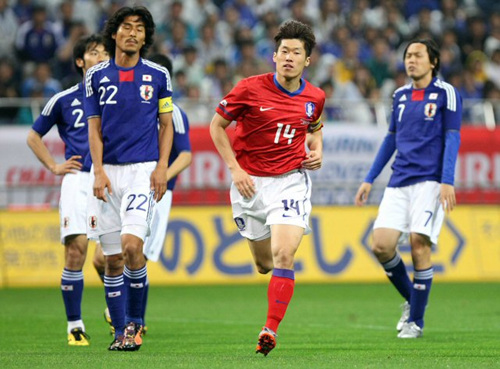 24일 일본 사이타마 스타디움에서 열린 한-일 축구대표팀 평가전에서 박지성이 선제골을 넣은 뒤 기뻐하고 있다.