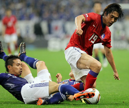 24일 일본 사이타마 스타디움에서 열린 한-일 축구대표팀 평가전에서 박주영이 문전에서 일본 수비와 거칠게 볼을 다투고 있다.