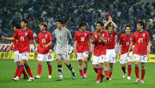 24일 일본 사이타마 스타디움에서 열린 한-일 축구대표팀 평가전에서 승리한 한국선수들이 자축하고 있다.