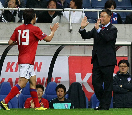 24일 일본 사이타마 스타디움에서 열린 한-일 축구대표팀 평가전에서 페널티킥을 성공시킨 박주영이 허정무 감독과 하이파이브하고 있다.