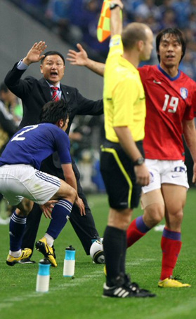 24일 일본 사이타마 스타디움에서 열린 한-일 축구대표팀 평가전에서 허정무 감독이 경기중 작전을 지시하고 있다.