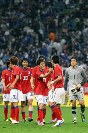 24일 일본 사이타마 스타디움에서 열린 한-일 축구대표팀 평가전에서 일본에 2대0으로 승리한 축구대표팀이 관중들에게 인사하고 있다.