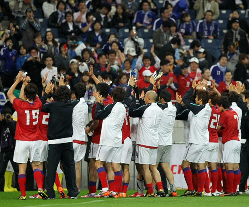 24일 일본 사이타마 스타디움에서 열린 한-일 축구대표팀 평가전에서 일본에 2대0으로 승리한 축구대표팀이 관중들에게 인사하고 있다.