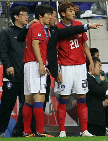 24일 일본 사이타마 스타디움에서 열린 한-일 축구대표팀 평가전에서 김보경(왼쪽)과 이승렬이 교체 투입되기전 허정무 감독의 지시를 받고 있다.