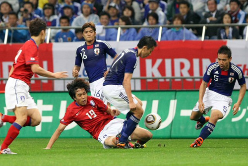 24일 일본 사이타마 스타디움에서 열린 축구국가대표팀 평가전 한국과 일본 경기에서 박주영이 태클로 공을 빼앗고 있다.