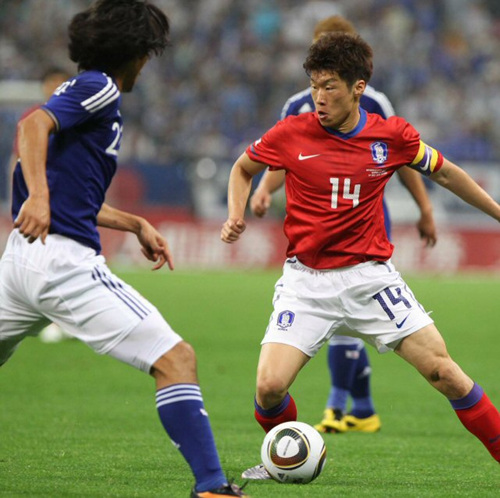 24일 일본 사이타마 스타디움에서 열린 축구국가대표팀 평가전 한국과 일본 경기에서 박지성이 일본 수비를 앞에 두고 돌파하려하고 있다.