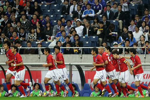 24일 일본 사이타마 스타디움에서 열린 한-일 축구대표팀 평가전에서 박지성이 선제골을 넣은 후 동료들과 함께 기뻐하고 있다.