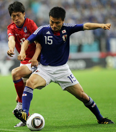 24일 일본 사이타마 스타디움에서 열린 한-일 축구대표팀 평가전에서 이청용이 일본 수비와 볼을 다투고 있다.