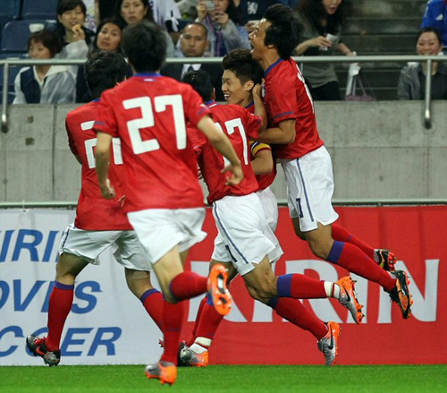 24일 일본 사이타마 스타디움에서 열린 한-일 축구대표팀 평가전에서 박지성이 선제골을 넣은 뒤 동료들과 함께 기뻐하고 있다.