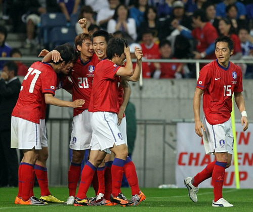 24일 일본 사이타마 스타디움에서 열린 한-일 축구대표팀 평가전에서 승리한 한국선수들이 자축하고 있다.