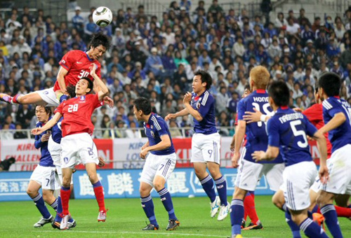 24일 일본 사이타마 스타디움에서 열린 한-일 축구대표팀 평가전에서 곽태휘가 헤딩슛을 시도하고 있다.