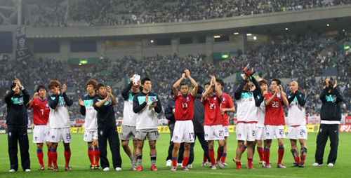 24일 일본 사이타마 스타디움에서 열린 한-일 축구대표팀 평가전에서 일본에 2대0으로 승리한 축구대표팀이 관중들에게 인사하고 있다.