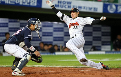 25일 부산 사직구장에서 열린 프로야구 두산 대 롯데경기. 1회말 1사 만루에서 박기혁의 역전 3타점 2루타때 1루주자 박종윤이 홈으로 쇄도하고 있다. 롯데는 0대6으로 뒤지던 1회말에만 7득점으로 역전에 성공했다.