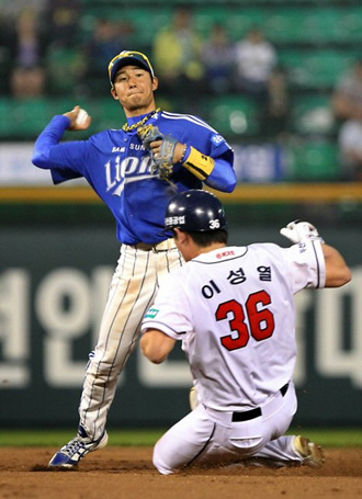 28일 오후 서울 잠실야구장에서 열린 2010 프로야구 삼성-두산 경기. 4회말 1사 1루에서 두산 이성열이 손시헌의 내야 땅볼때 2루에서 포스 아웃되고 있다.