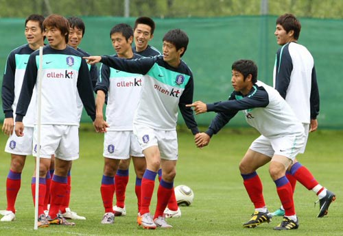 29일(한국시간) 새벽 오스트리아 노이슈티프트 캄플 훈련구장에서 열린 2010 남아프리카공화국월드컵 본선 대비 대한민국 축구대표팀 훈련 중 이청용(오른쪽 세번째), 이근호(오른쪽 두번째)가 함께 달리기를 준비하고 있다.