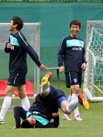 29일(한국시간) 오후 오스트리아 노이슈티프트 캄플 훈련구장에서 열린 축구대표팀 훈련에서 이동국이 단체훈련에 합류해 활짝 웃고 있다.