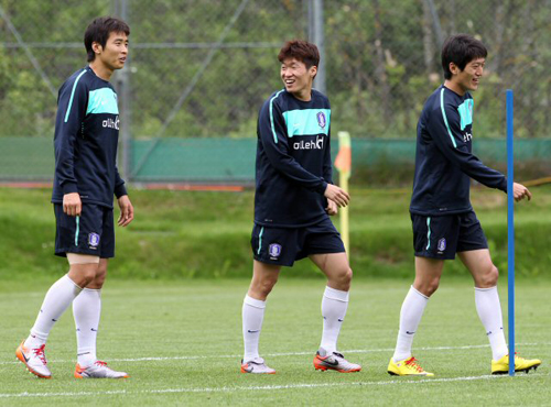 29일(한국시간) 오후 오스트리아 노이슈티프트 캄플 훈련구장에서 열린 축구대표팀 훈련에서 이동국이 단체훈련에 합류해 박지성, 이청용 등과 함께 활짝 웃고 있다.