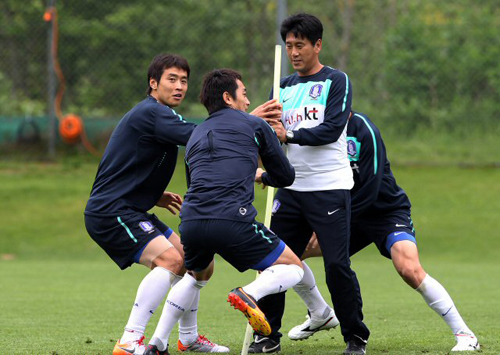 29일(한국시간) 오후 오스트리아 노이슈티프트 캄플 훈련구장에서 열린 축구대표팀 훈련에서 이동국이 단체훈련에 합류해 함께 몸을 풀고 있다.